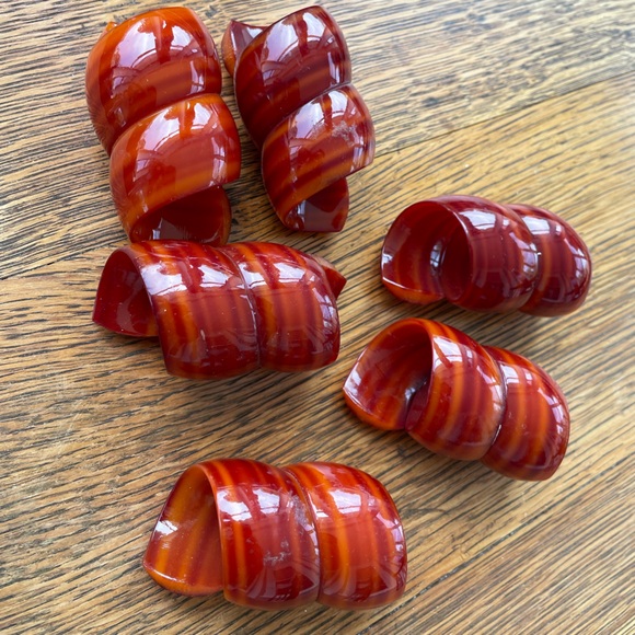 Lucite/Bakelite Twist Napkin Rings - Picture 2 of 2